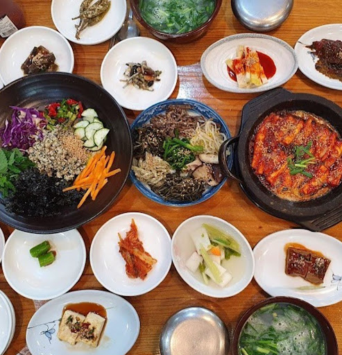 상쾌한 맛과 건강을 느낄 수 있는 '쉬어가기좋은날식당'의 산채더덕구이정식 메뉴 즐기기